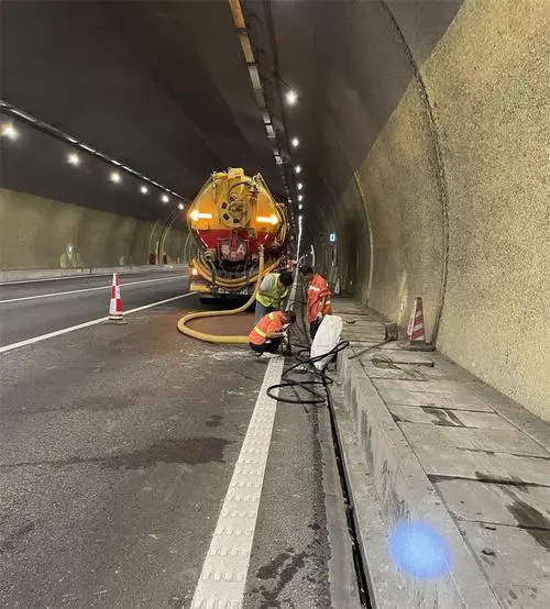 应县隧道排水渠清淤